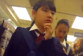 処女っぽいJKを店内で逆さ撮り！男を知らなさそうな純朴娘ｗ