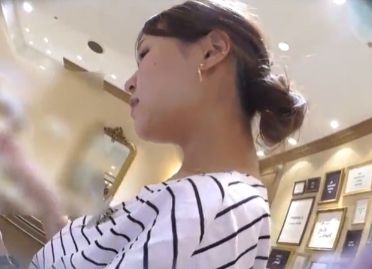 清楚系ショップ店員さんの清楚なおパンティをばっちり盗撮！