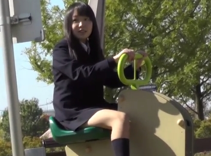 公園で遊ぶJKのキャラパン盗撮！可愛いパンツ穿いてますわｗ