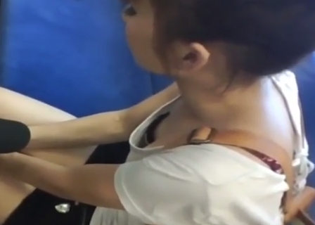 ガチモノ胸チラ盗撮！日常に潜むお姉さん達の谷間ｗ