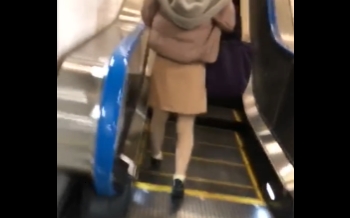 エスカレーターに乗ったと同時に背後からカメラを差し込むｗ