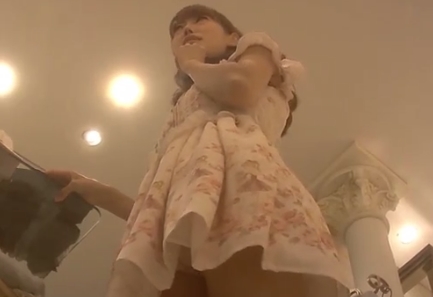 お姫様のような可愛らしい店員さんを逆さ撮りでパンツ盗撮ｗ