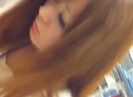 ギャルショップ店員に接客させてその隙にパンツを隠し撮りｗ