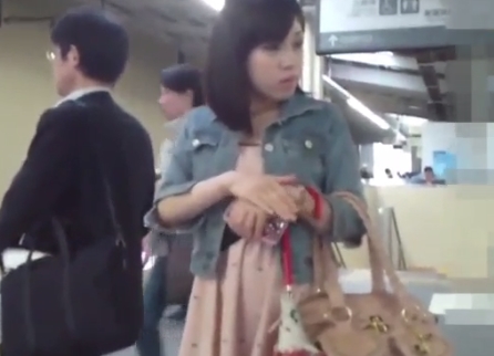 ホームで見つけたスカート娘を追跡してスカートめくりｗ