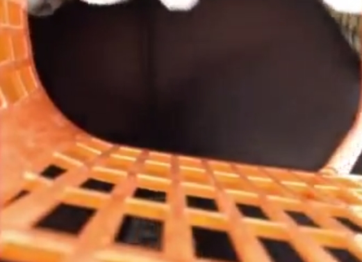 スーパーの買い物かごを使った盗撮映像！やる事が卑劣すぎるｗ