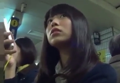 美少女JKを逆さ撮り！これほどの上物にはなかなか出会えないｗ