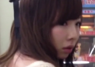 美人お姉さんにめっちゃ怪しまれながらもパンツを盗撮！