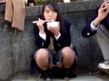 お外で食事中のJKさんがパンティを永遠盗撮されてますｗ