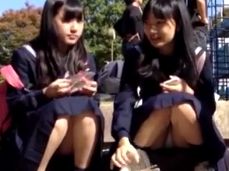美少女JK二人が座りパンチラ！そこらへんのアイドルより可愛いｗ