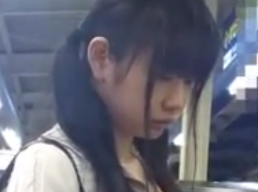 駅のホームで見つけた女の子達を盗撮した縦型映像！
