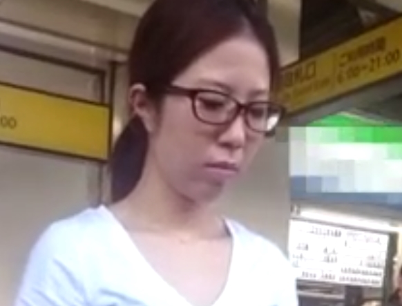 地味系メガネのお姉さんが顔ありでパンティを盗撮されるｗ