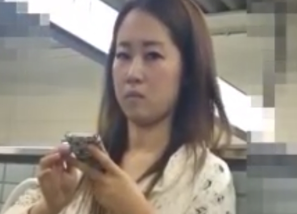 完全に目合ってます！警戒されながらもパンツを盗撮ｗ