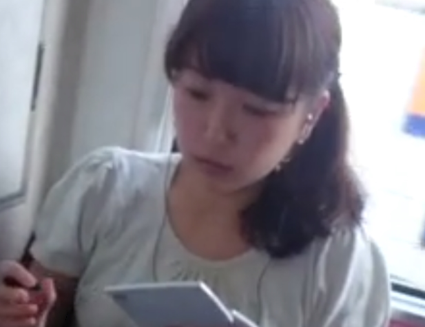 電車内で化粧するマナー違反な女をお仕置きパンチラ盗撮！