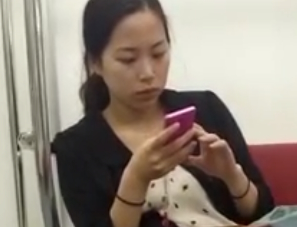 電車に乗るお姉さんを追跡してめくりパンチラを頂いちゃいますｗ