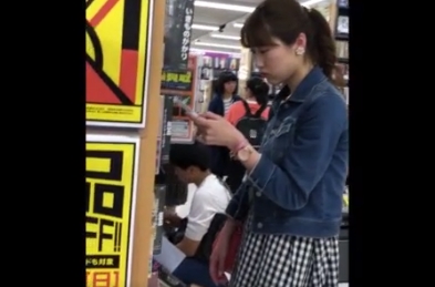 店内で美女を逆さ撮り！なんのCDを探しているのかな？ｗ