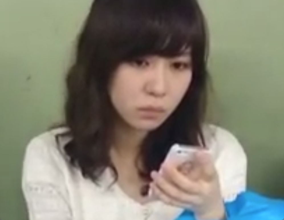 顔を撮ったあとにパンチラ盗撮する卑劣極まりない行為ｗ