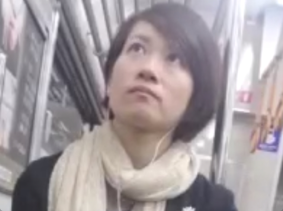 お姉さんどこ見てるの？盗撮師に狙われちゃってますよｗ