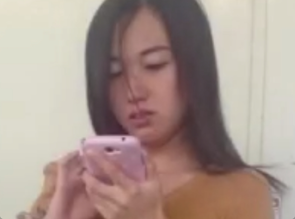 こういう色のパンティってマジでエロくね？お姉さんのパンチラ盗撮動画ｗ