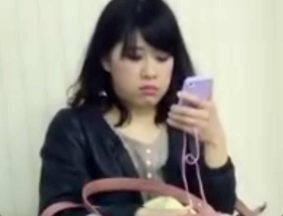 駅構内で見つけた黒パンストのお姉さんを追跡して逆さ撮り！