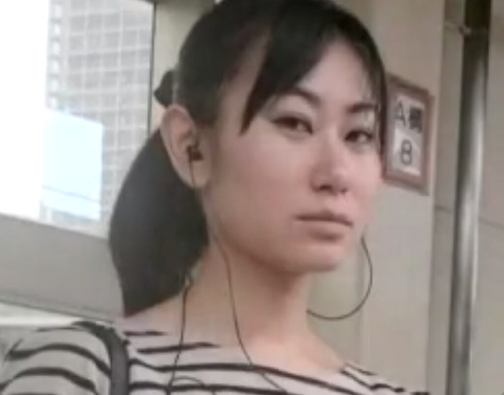 カメラと目が完全に合ってます！清楚系お姉さんのパンチラ動画ｗ