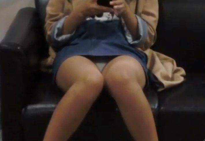 椅子に座る女の子のパンツを盗撮！パンティ丸見えやんｗ