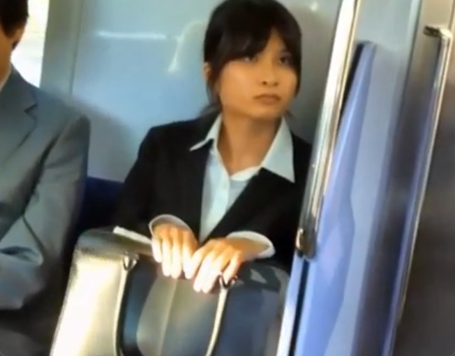 リクスーを身にまとった初々しいお姉さんを追跡パンチラ盗撮ｗ