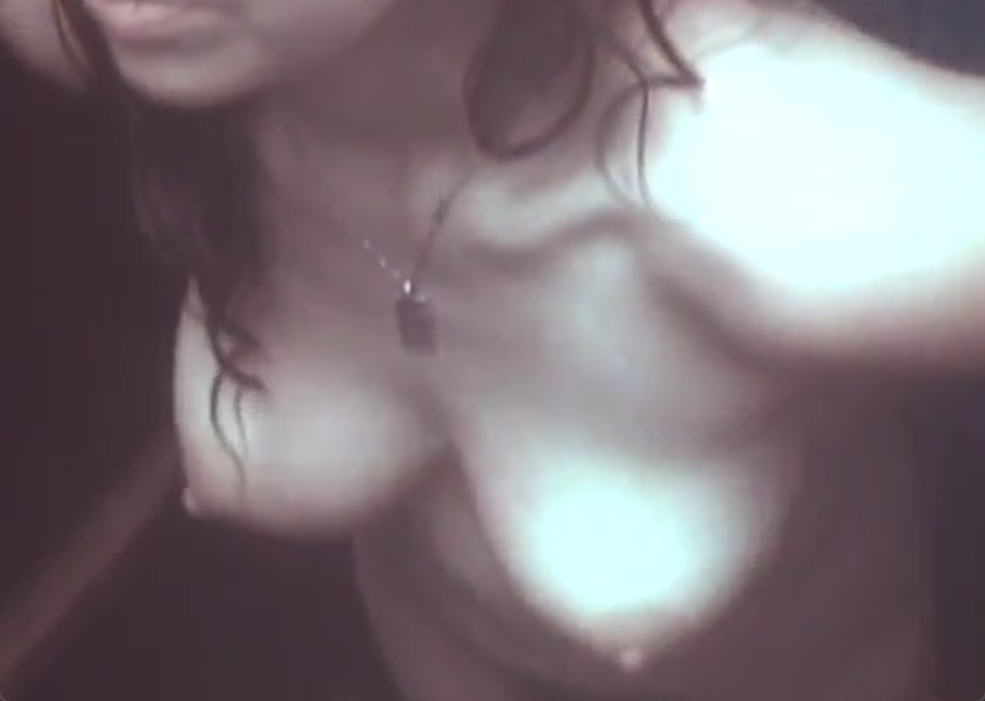 乳デカすぎ！海の家のシャワールームでおっぱい丸出しなギャルを盗撮ｗ