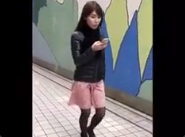 魅惑の美脚！スカートめくって黒パンスト透けパンチラｗ