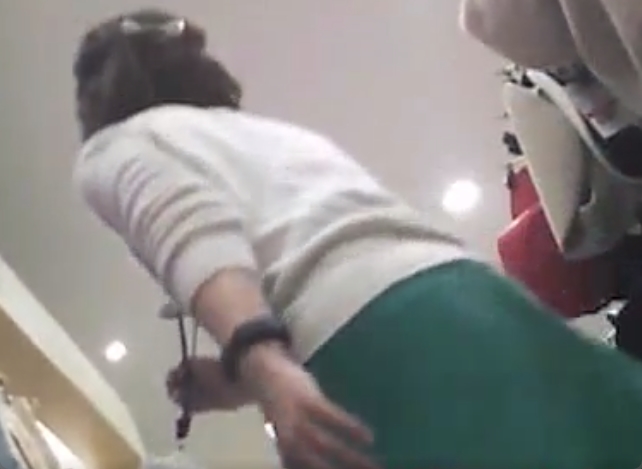 接客中に股間を撮られるお姉さん！全く気付いていないようだｗ