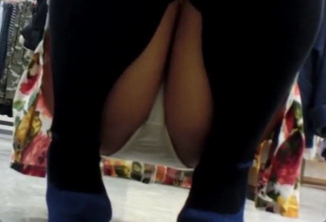 ニーハイ店員の胸チラとパンチラが同時に楽しめちゃう盗撮映像！