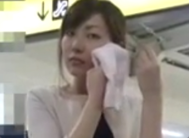 美女の顔を撮ってエスカレーターでめくりパンチラ！パンスト破けてるｗ