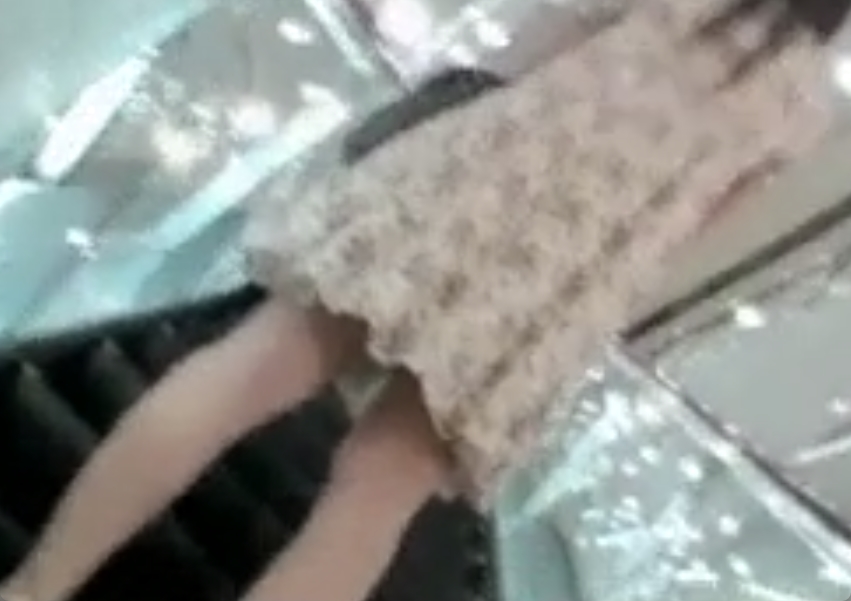 デパートのエスカレーターでスカート女子のパンティ逆さ撮り！