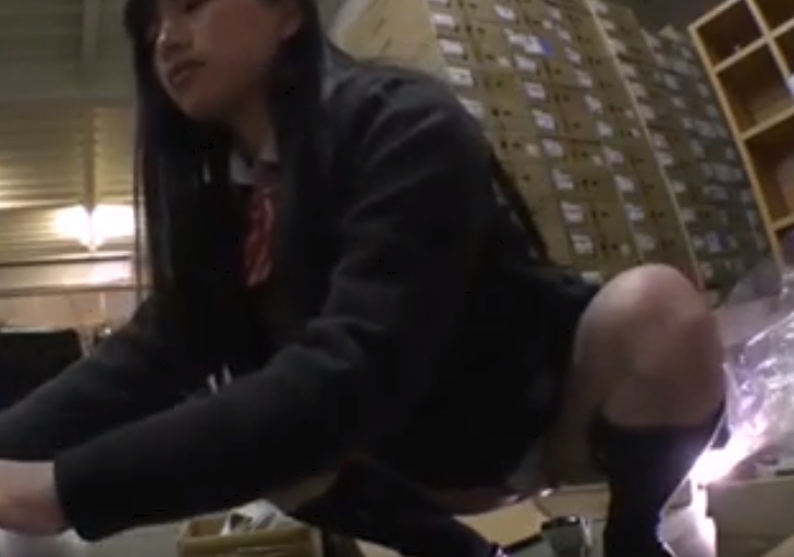 倉庫で作業中に無防備パンチラ！顔もなかなか可愛いですｗ