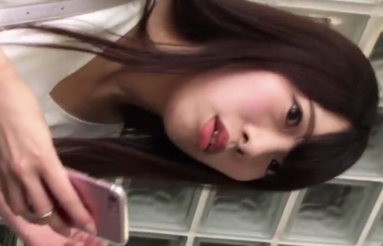 顔までばっちり！フルバックパンティの食い込みがたまんねえｗ