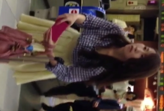 駅構内で撮られた大胆めくりパンチラ！あーかわいそうにｗ