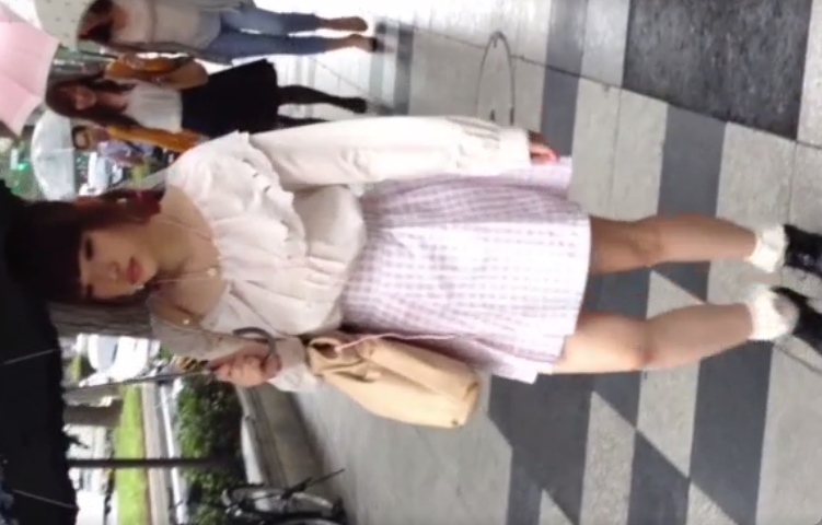 ガーリー系ファッションの女の子を追跡してスカートめくりパンチラｗ