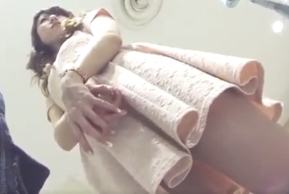 白い太ももが最高！店員さんのパンティを逆さ撮りｗ