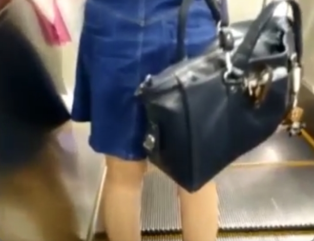 エスカレーターでパンティをぱしゃり！顔まで撮られちゃった女の子達ｗ