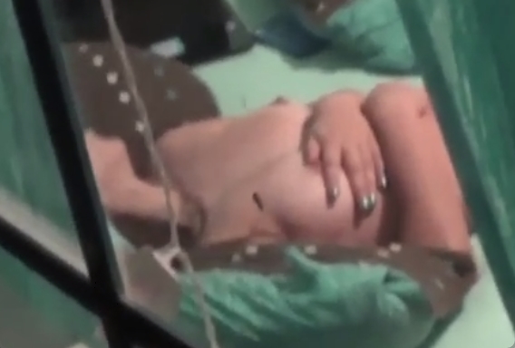 おっぱい丸出しで居眠りするお姉さんを盗撮した映像ｗ