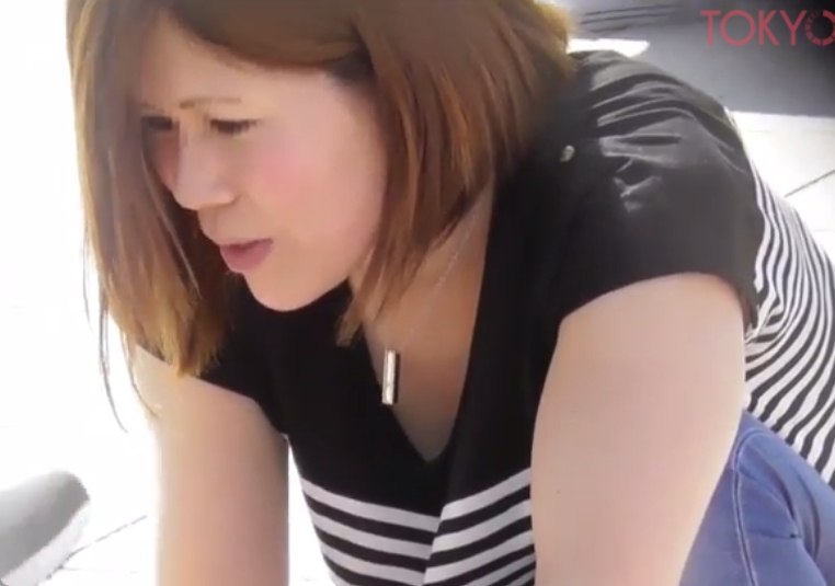 子持ちとは思えないお色気ママさんたちの胸チラ盗撮動画！