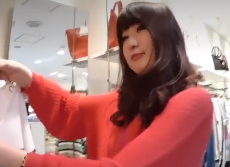 逆さHERO氏の店員盗撮作品！接客を裏切ってパンティを激写ｗ