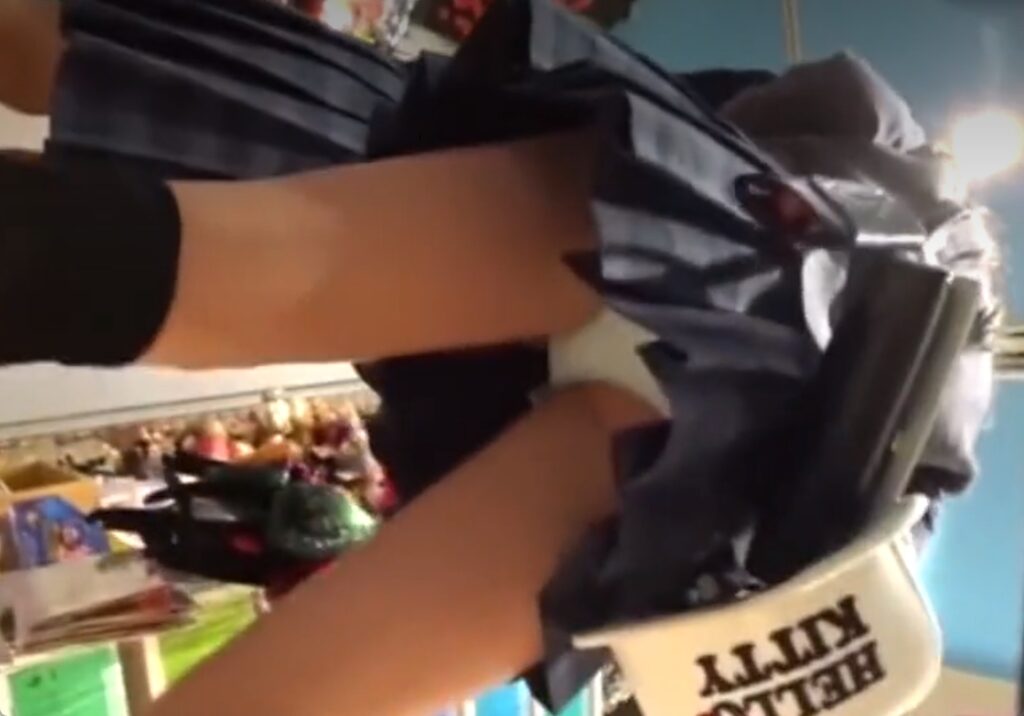 現役JKの白パン盗撮！あーこれはおそらく処女マンコですわｗ