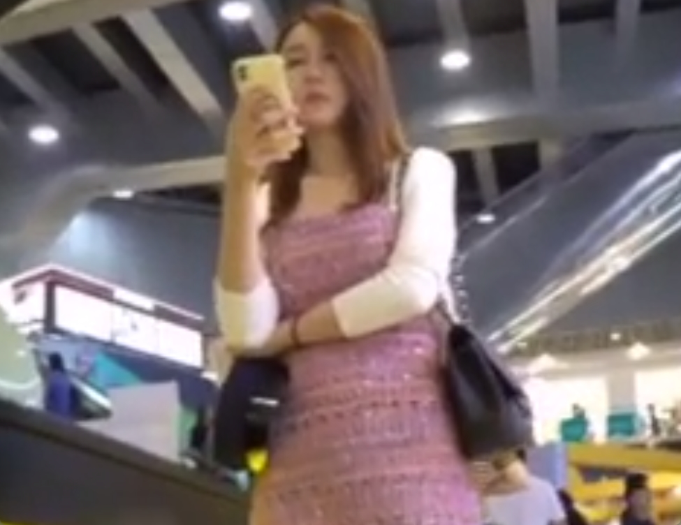 美脚お姉さんのパンティを逆さ撮り！この美脚に頬ずりしたいわｗ