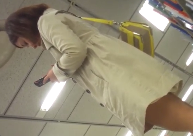 ピンクパンティを逆さ撮り！脱がせてチンポハメハメしたいｗ