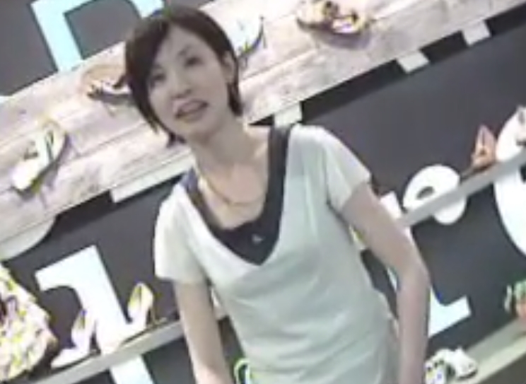 接客上手な店員さんの胸チラ盗撮動画！乳首ゲットだぜ！