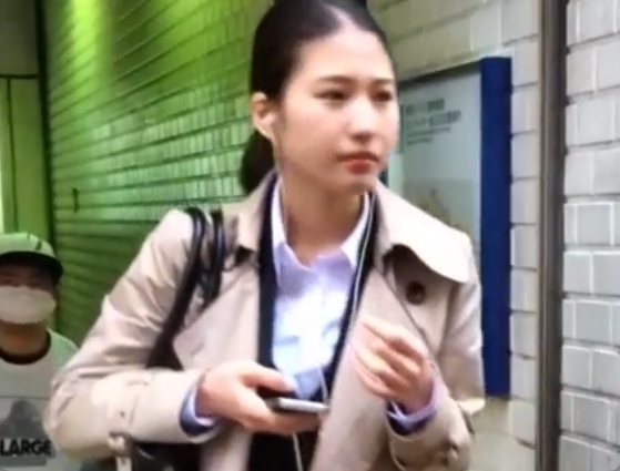 完璧な盗撮！リクスーに身を包んだ知的なお姉さんを逆さ撮りｗ