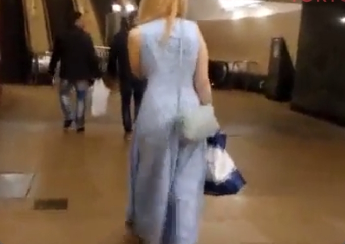 エスカレーターでブロンドヘアのお姉さんのパンツを盗撮したら…