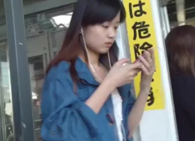 この清楚系お姉さんのパンツを見たい奴おるー？