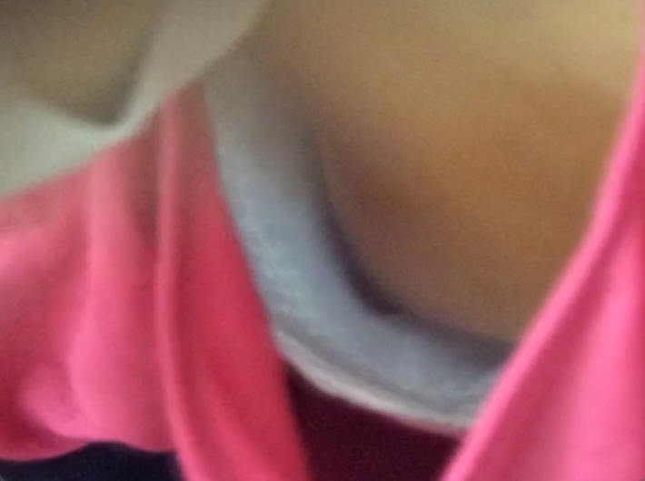 ウーバーイーツの女配達員が胸チラ盗撮されちゃったようですｗ