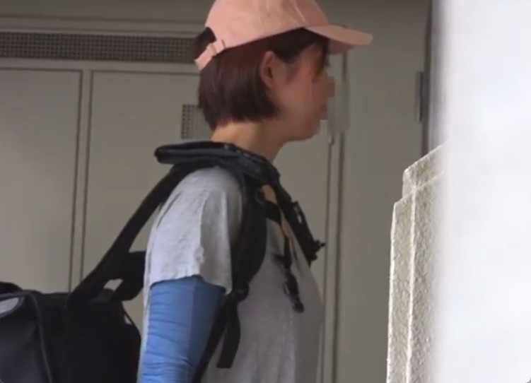 帽子をかぶったウーバー配達員のお姉さんが胸チラ盗撮されるｗ